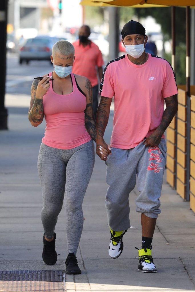 Curvy Blonde Amber Rose Displaying Her Breasts and But in Public gallery, pic 42