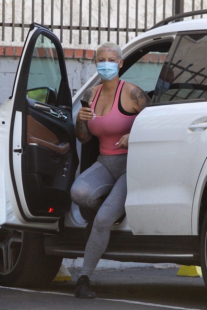 Curvy Blonde Amber Rose Displaying Her Breasts and But in Public gallery, pic 50