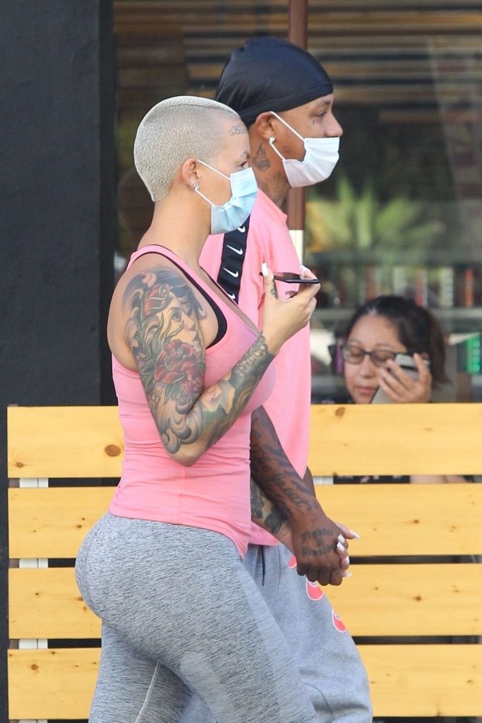 Curvy Blonde Amber Rose Displaying Her Breasts and But in Public gallery, pic 54