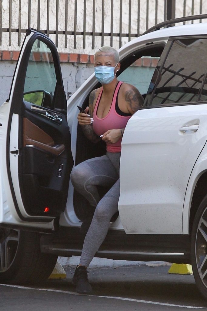 Curvy Blonde Amber Rose Displaying Her Breasts and But in Public gallery, pic 58
