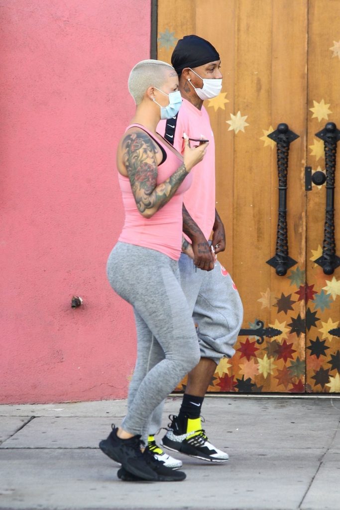 Curvy Blonde Amber Rose Displaying Her Breasts and But in Public gallery, pic 6