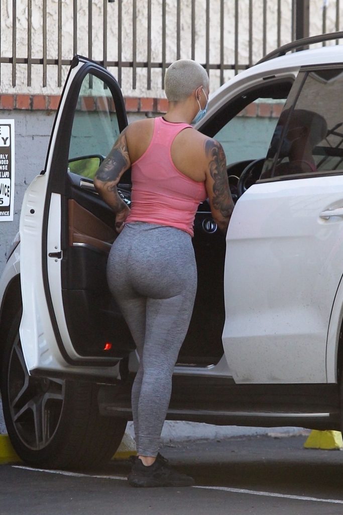 Curvy Blonde Amber Rose Displaying Her Breasts and But in Public gallery, pic 72