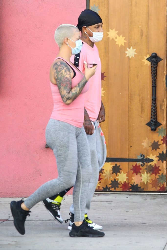 Curvy Blonde Amber Rose Displaying Her Breasts and But in Public gallery, pic 8