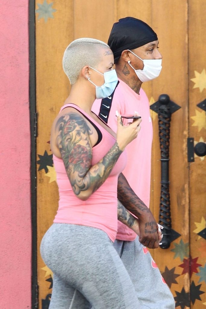 Curvy Blonde Amber Rose Displaying Her Breasts and But in Public gallery, pic 88