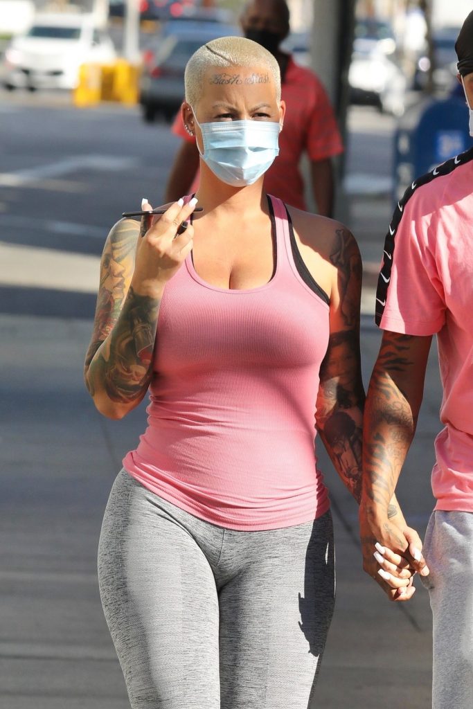 Curvy Blonde Amber Rose Displaying Her Breasts and But in Public gallery, pic 12