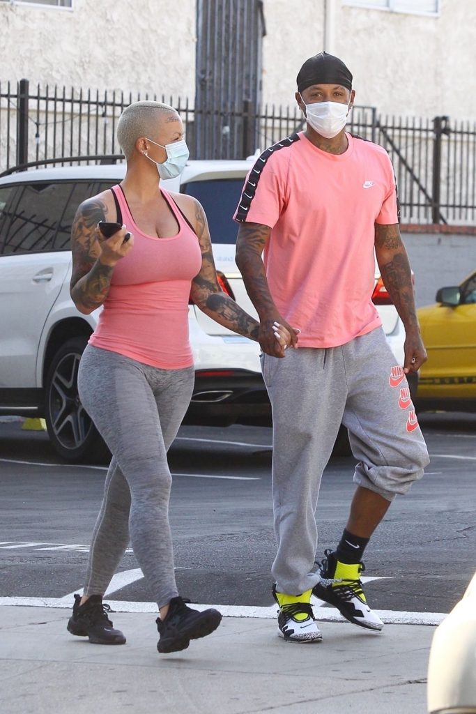 Curvy Blonde Amber Rose Displaying Her Breasts and But in Public gallery, pic 14