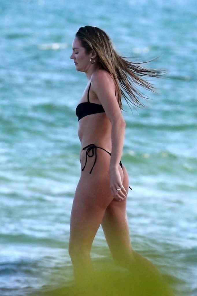 Candice Swanepoel Shows INSANE Body in a Very Revealing Swimsuit gallery, pic 8