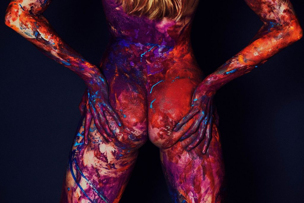 Naked Natalie Roser Shows Her Hot Bod Covered in Paint gallery, pic 6