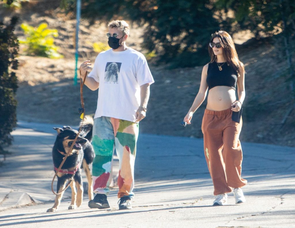 Emily Ratajkowski Hiking and Looking Really Cheery with Her Baby Bump on Display gallery, pic 2