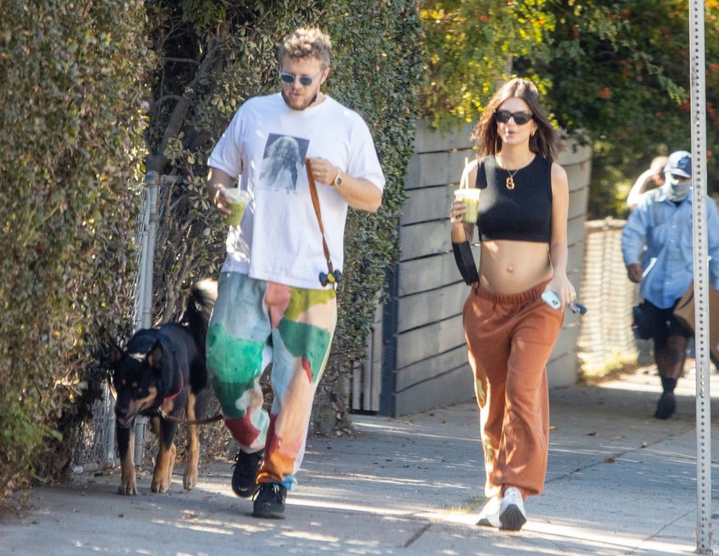 Emily Ratajkowski Hiking and Looking Really Cheery with Her Baby Bump on Display gallery, pic 74