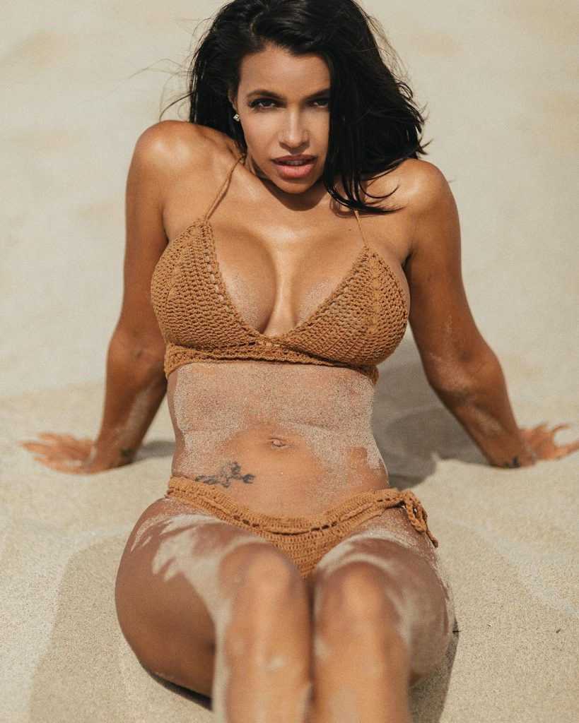 Latin Bimbo Vida Guerra Showing Her Ridiculous Body Outdoors and Indoors gallery, pic 12