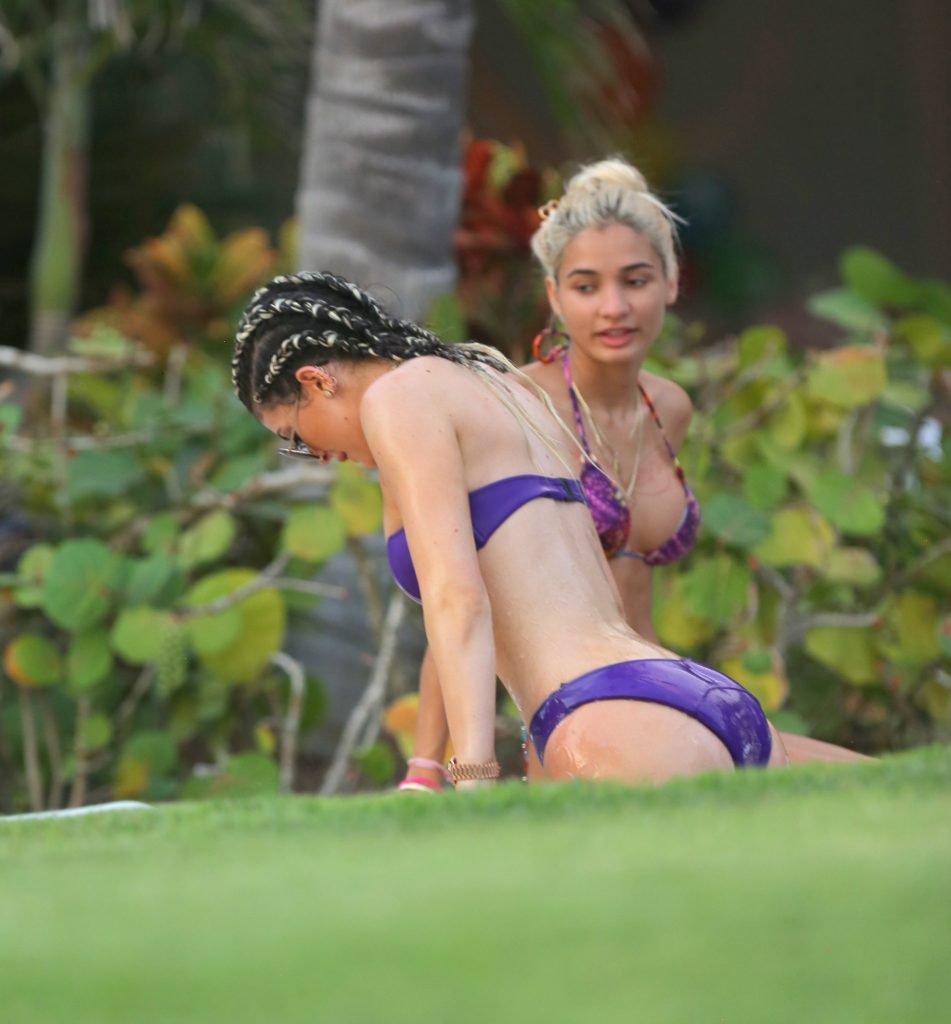 Bikini-Wearing Kylie Jenner Shows Her Wet Body in High Quality gallery, pic 30