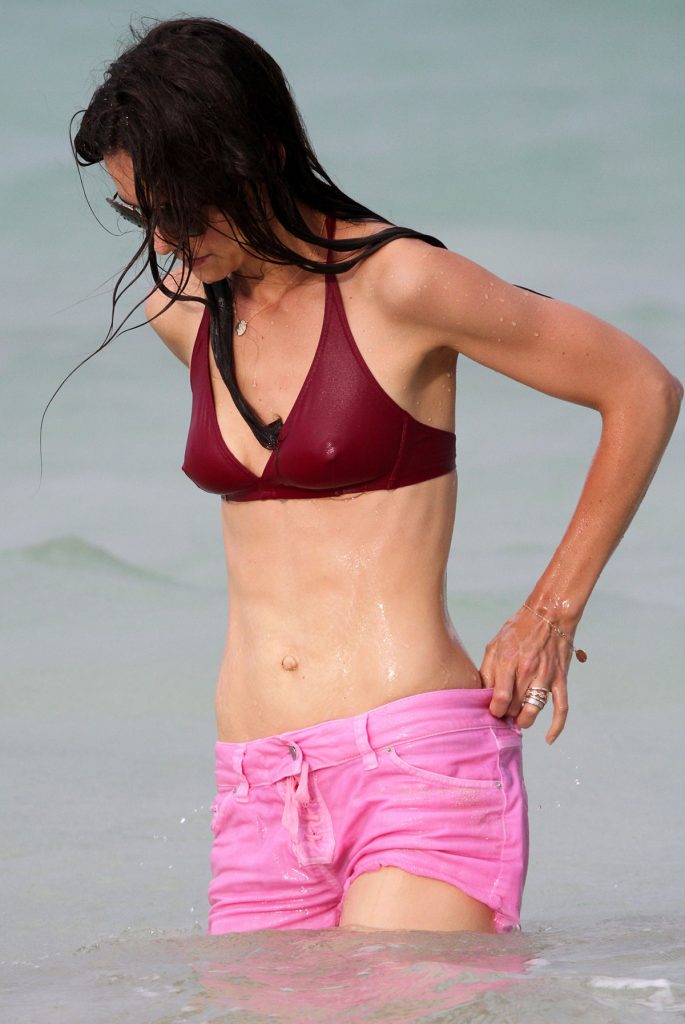 Smoldering Celebrity Katie Holmes Shows Her Tight Body in Swimwear gallery, pic 14