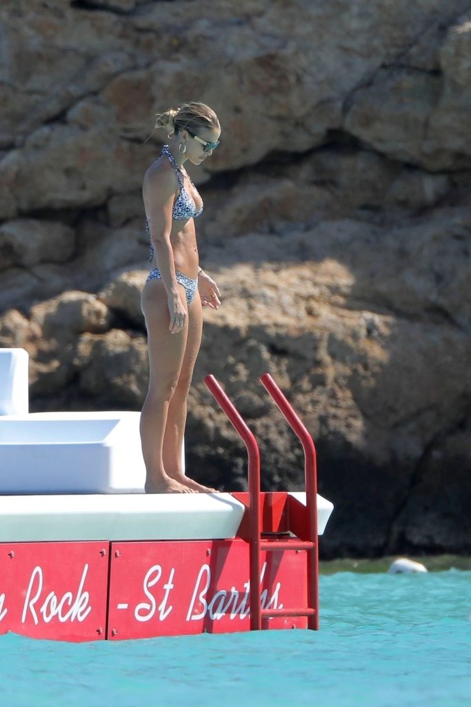 Blond-Haired Hottie Vogue Williams Displaying Her Bikini Body gallery, pic 24
