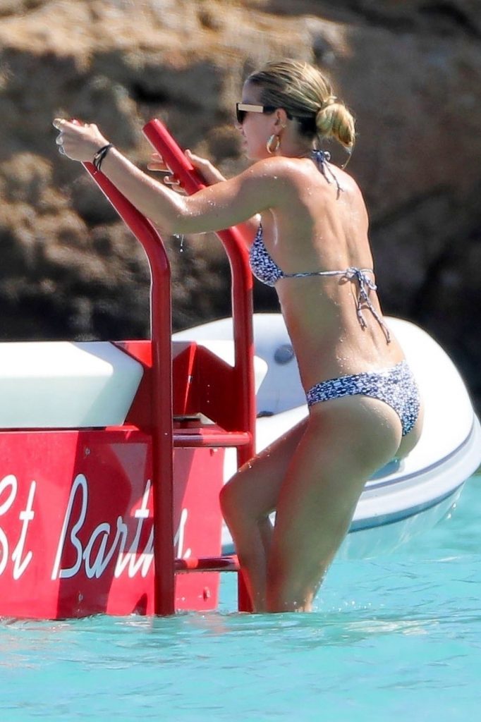 Blond-Haired Hottie Vogue Williams Displaying Her Bikini Body gallery, pic 12