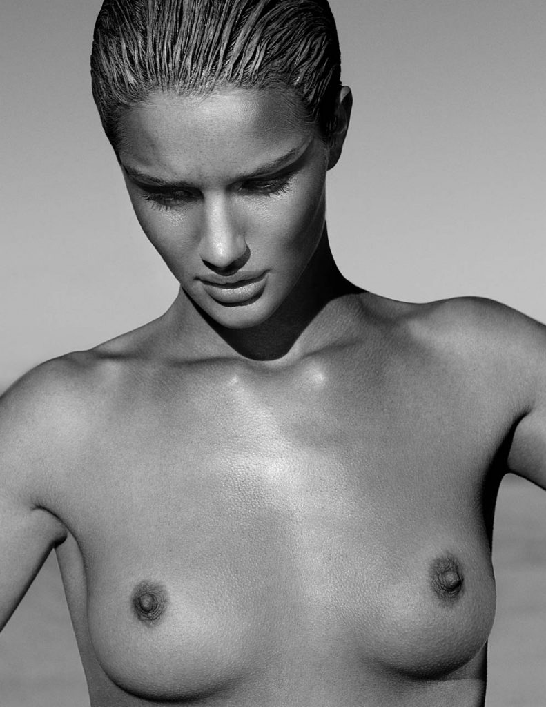 Slim Model Rosie Huntington Whiteley Looks Otherworldly with Her Tits Exposed gallery, pic 4