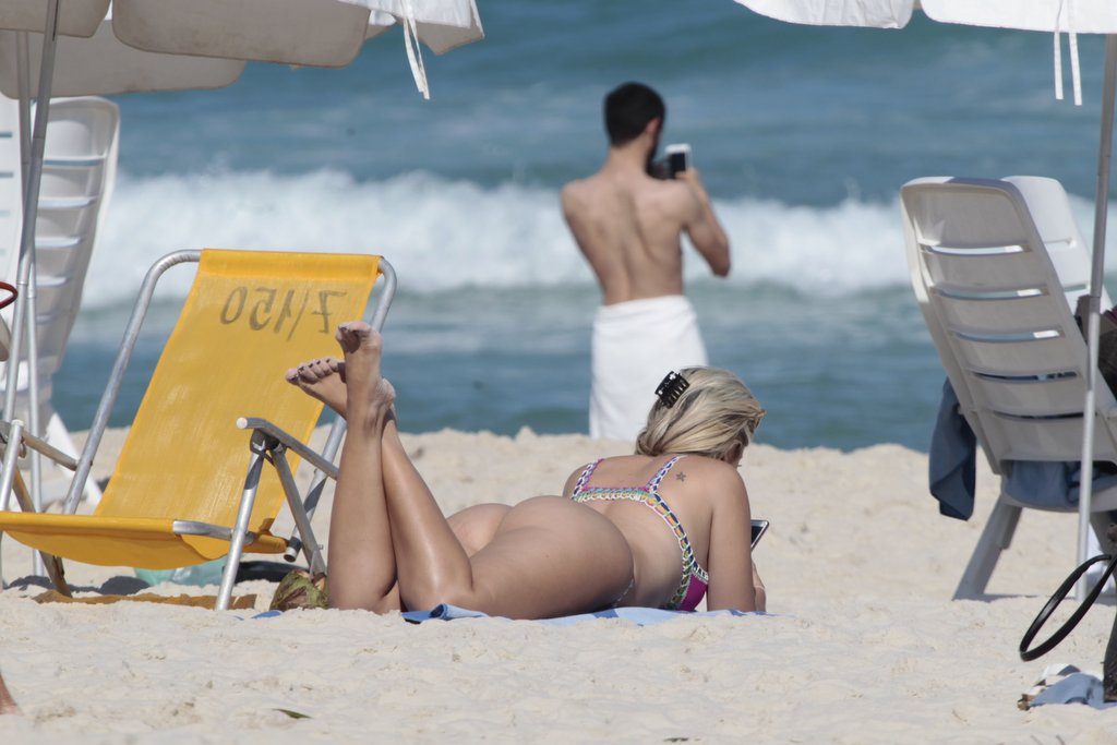 Meaty Booty Blonde Veridiana Freitas Shows Her Ass on the Beach gallery, pic 2