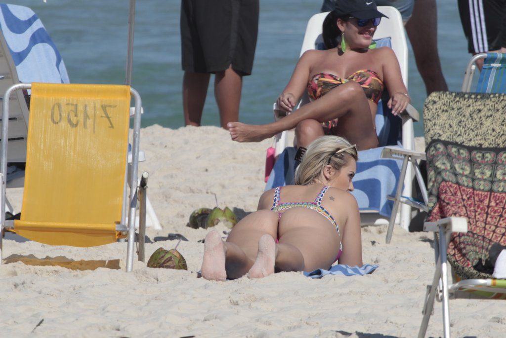 Meaty Booty Blonde Veridiana Freitas Shows Her Ass on the Beach gallery, pic 10