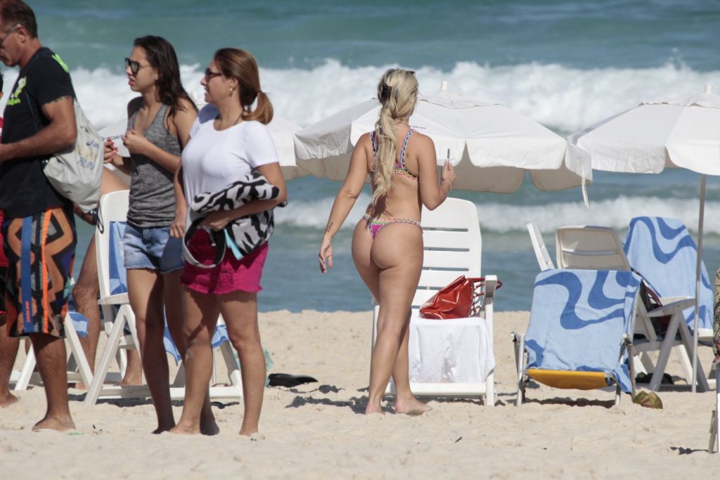 Meaty Booty Blonde Veridiana Freitas Shows Her Ass on the Beach gallery, pic 14