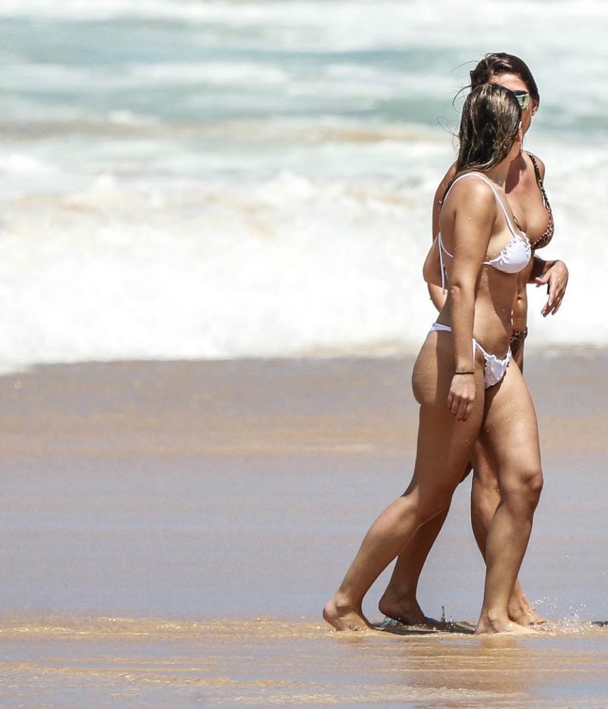 Bikini-Wearing Giovanna Lancellotti Looks Hot Enough with Her Ass on Display gallery, pic 4