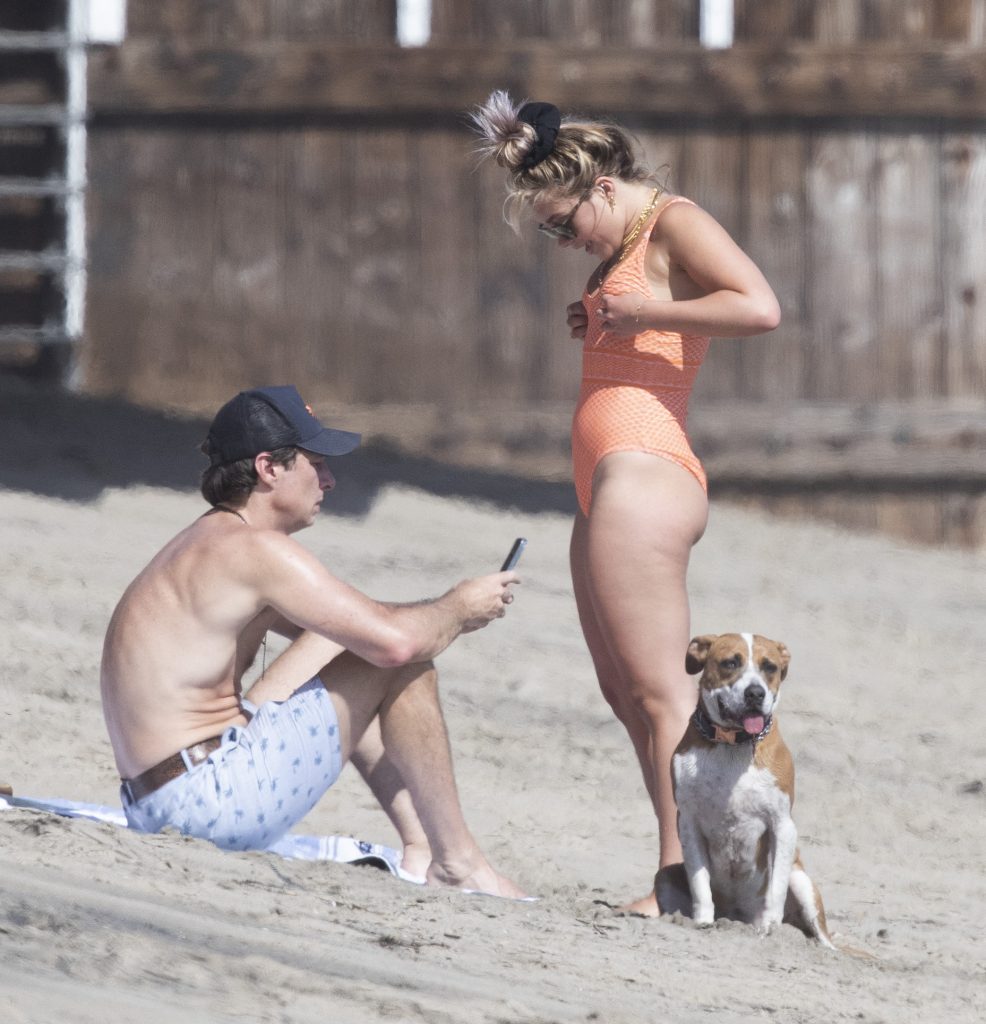 Thick-Assed Hottie Florence Pugh Showing Her Enviable Bod on the Beach gallery, pic 8