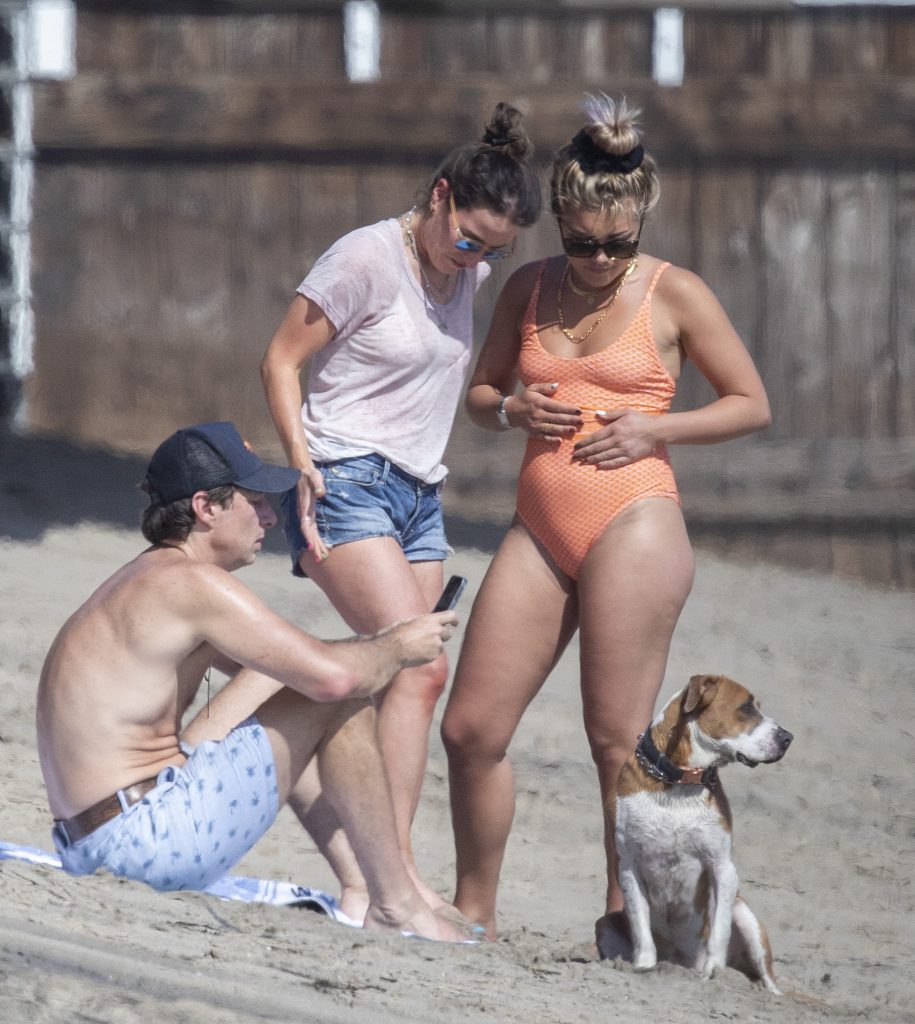 Thick-Assed Hottie Florence Pugh Showing Her Enviable Bod on the Beach gallery, pic 16