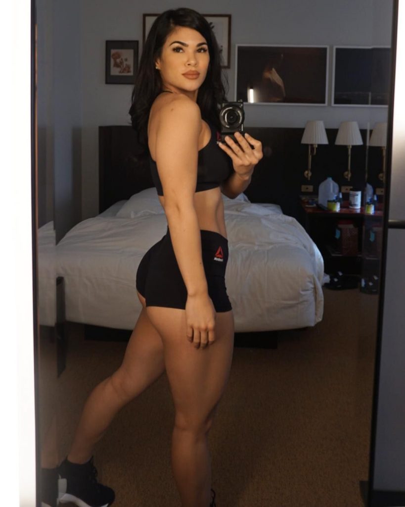 Fit Chick Rachael Ostovich Displaying Her Curvaceous Body and Amazing Abs gallery, pic 4