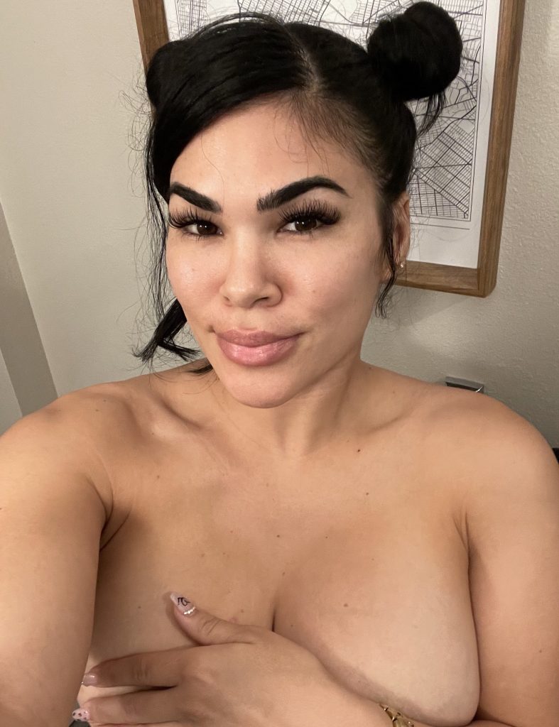 Fit Chick Rachael Ostovich Displaying Her Curvaceous Body and Amazing Abs gallery, pic 12