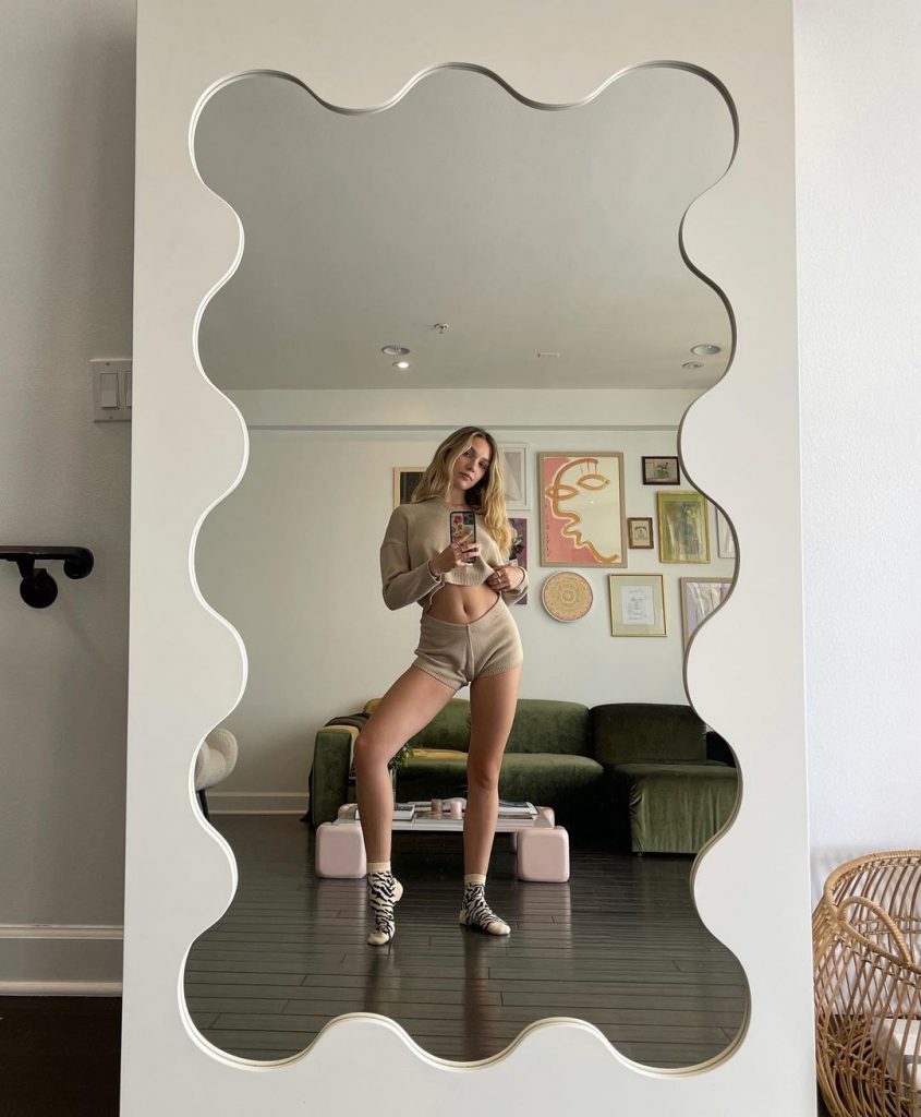 Smoldering Blonde Maddie Ziegler Shows Her Long Legs and Succulent Ass gallery, pic 24
