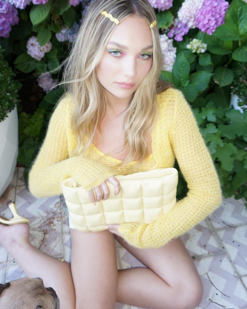 Gorgeous Blonde Maddie Ziegler Displaying Her Long Legs and Sexy Boobs gallery, pic 10