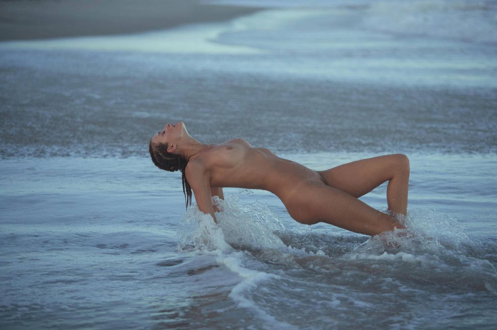 Nude Beauty Barbara Fialho Displaying Her Wet Body on the Beach gallery, pic 18