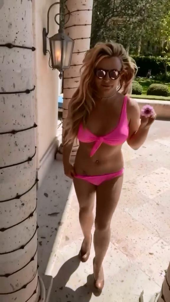 Bikini Wearing Britney Spears Is Proud To Show Her Sexy Body The Fappening