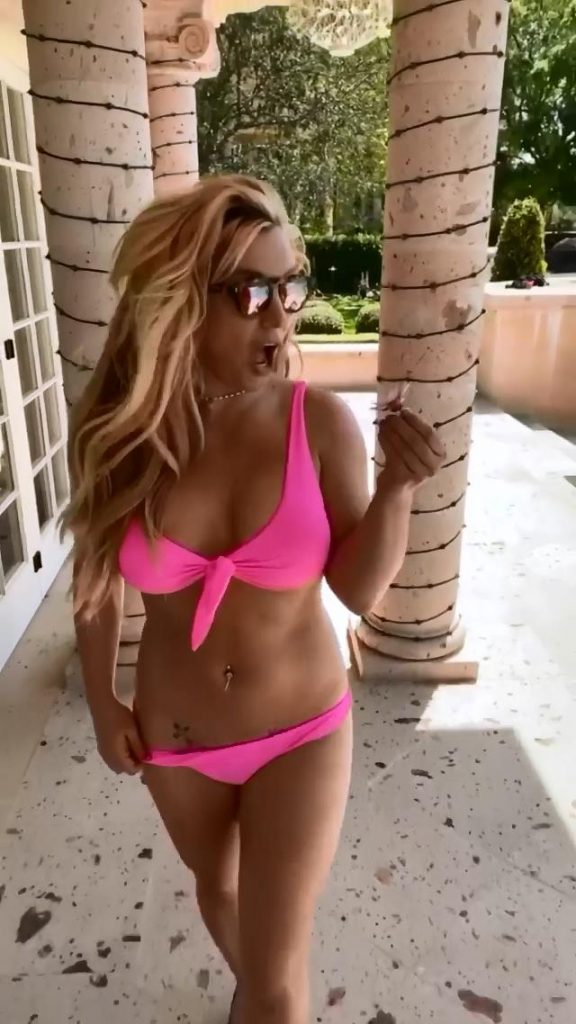 Bikini-Wearing Britney Spears Is Proud to Show Her Sexy Body gallery, pic 6