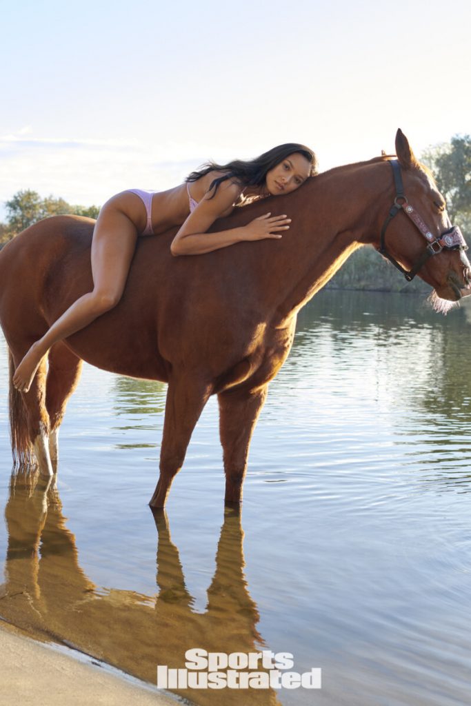 Stunning Chick Lais Ribeiro Hangs Out with Horses and Looks Fit as Fuck gallery, pic 8