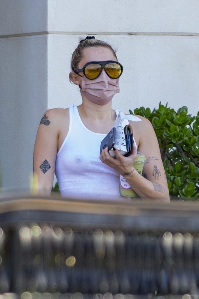 Stunning Beauty Miley Cyrus Shows Her Tight Body and Amazing Nipples gallery, pic 22