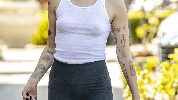 Stunning Beauty Miley Cyrus Shows Her Tight Body and Amazing Nipples