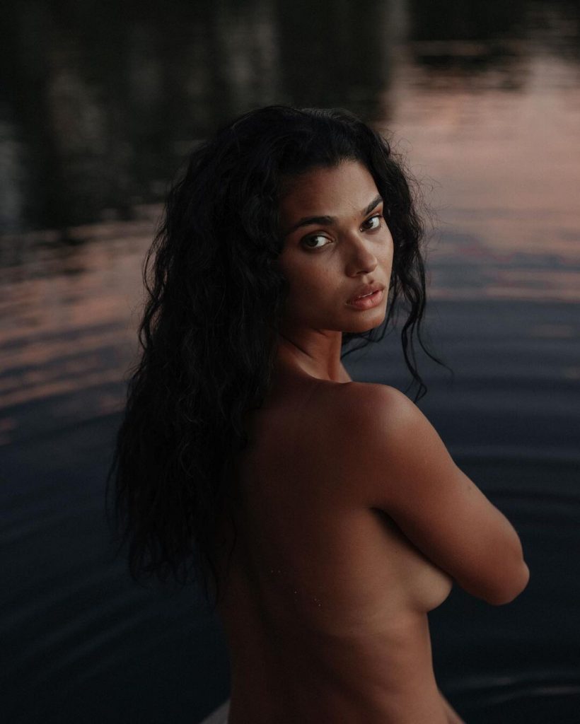 Topless Daniela Braga Is Ready to Bathe in Your Compliments and Adoration gallery, pic 2