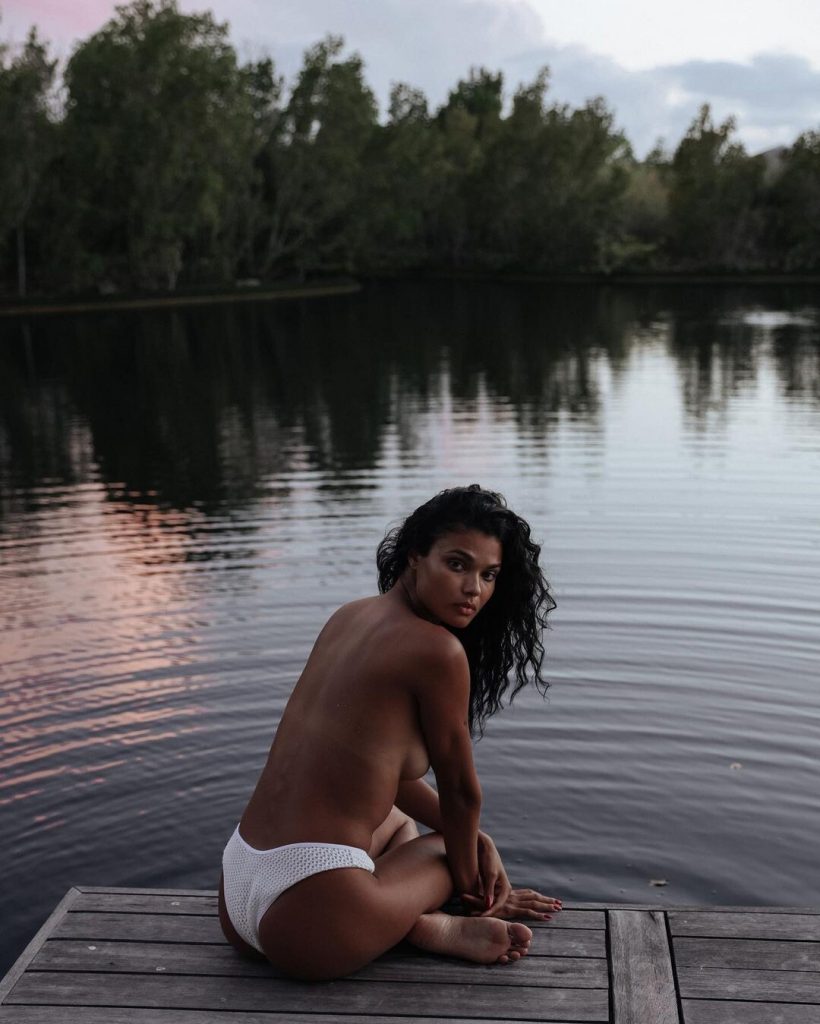 Topless Daniela Braga Is Ready to Bathe in Your Compliments and Adoration gallery, pic 10