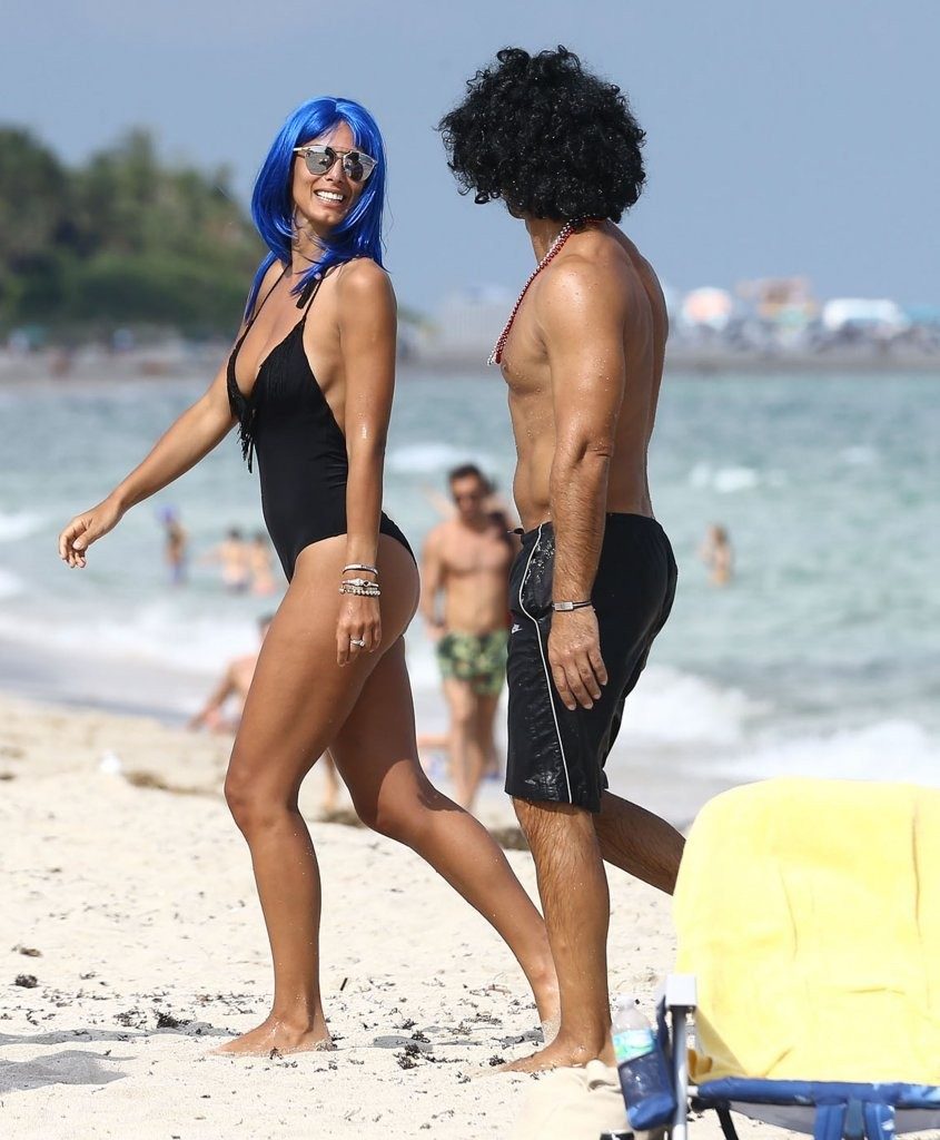 Hot Babe Raffaella Modugno Shows Her Ass in a Black Swimsuit gallery, pic 4