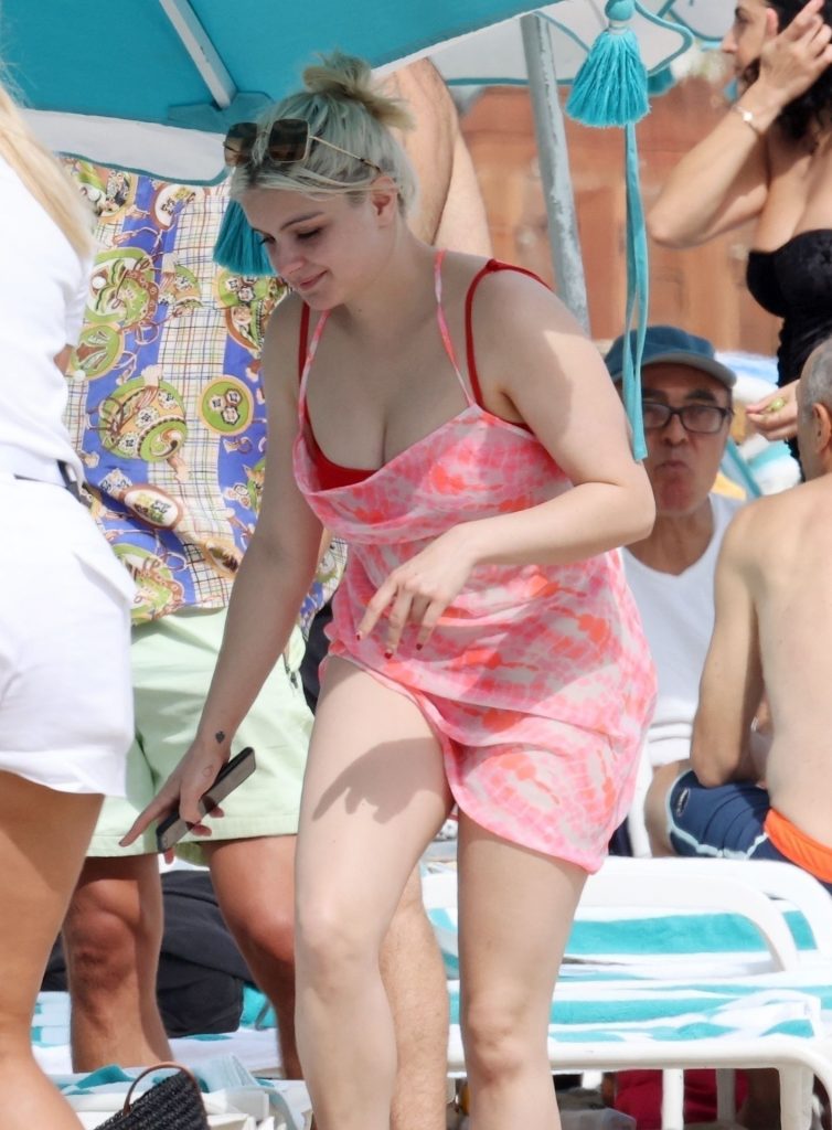 Good-Looking Ariel Winter Teases You with That Phat Booty of Hers gallery, pic 10