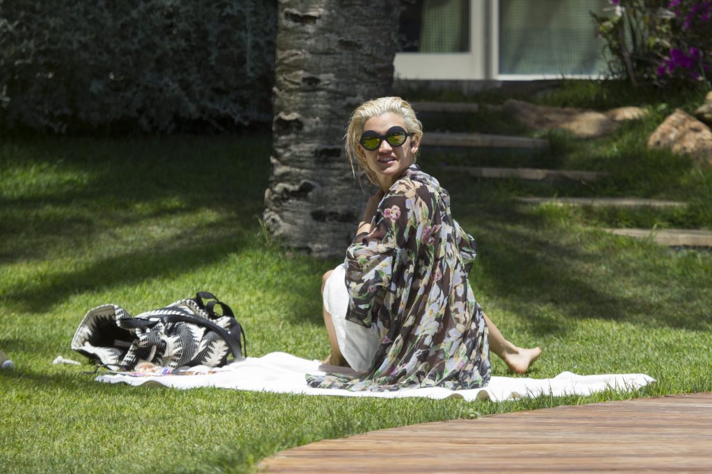 Topless Ashley Roberts Sunbathing and Looking Fuckable in a Candid Gallery, pic 44