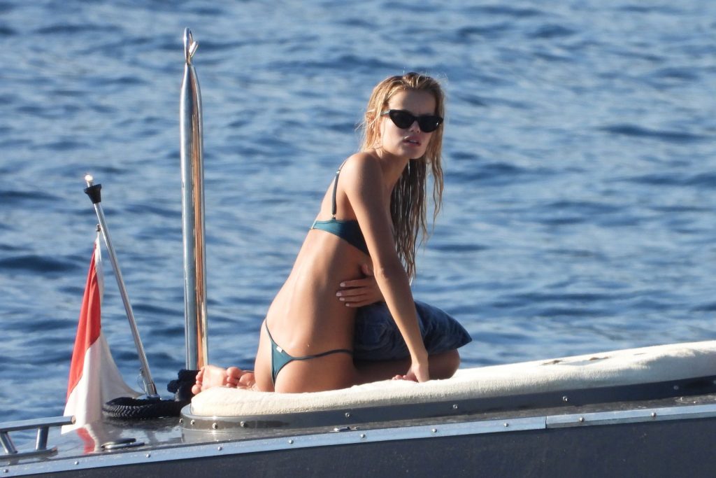 Frida Aasen Draws a Great Deal of Attention to Her Bikini Booty gallery, pic 6
