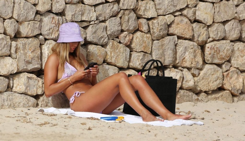 Bikini-Wearing and Tanned-Looking Arabella Chi Flaunts Her Body in Ibiza gallery, pic 4