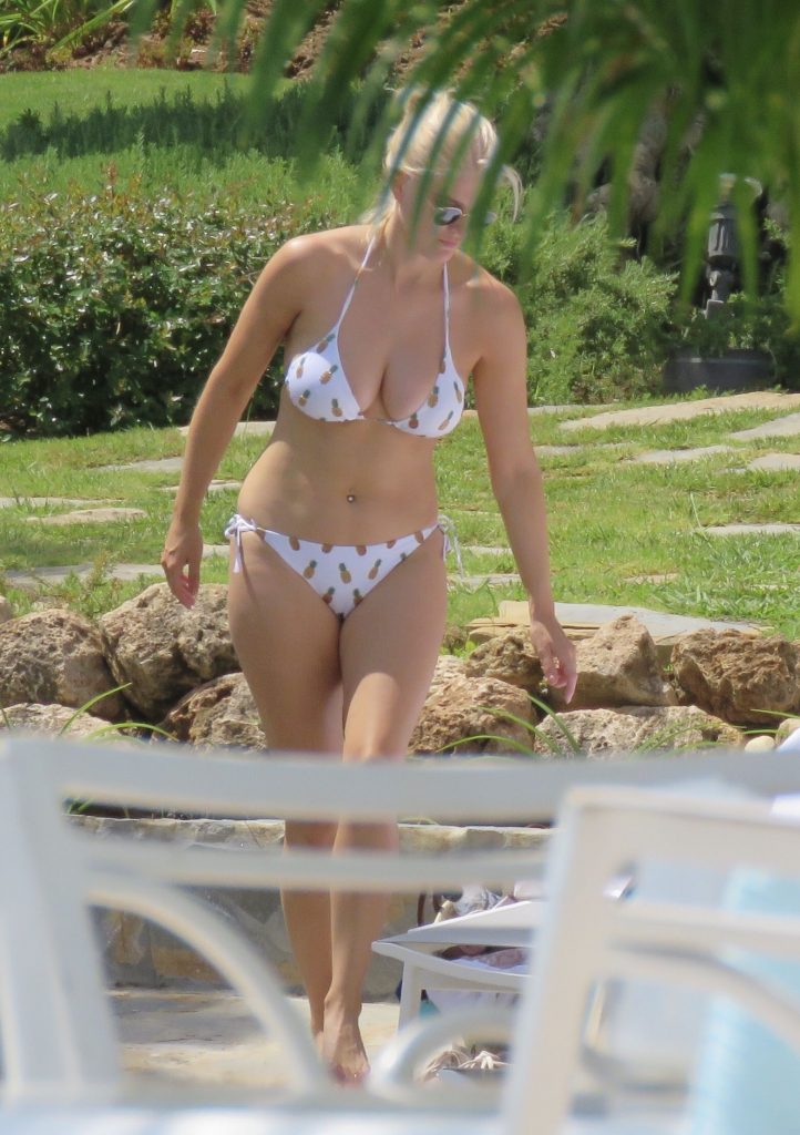 Ashley James Bikini Pictures with a Blond-Haired Cutie That Looks Very Busty gallery, pic 2