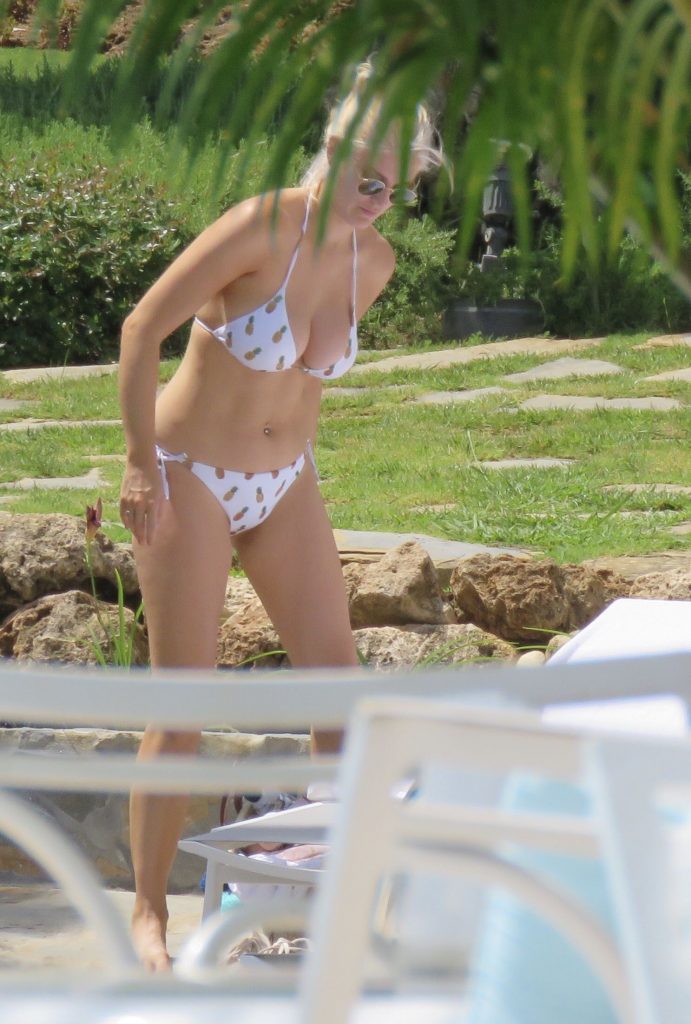 Ashley James Bikini Pictures with a Blond-Haired Cutie That Looks Very Busty gallery, pic 12