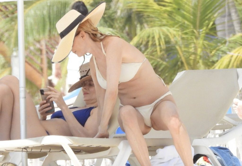 Ageless Blonde Beauty Heather Graham Shows Her Tight Bikini Body gallery, pic 8