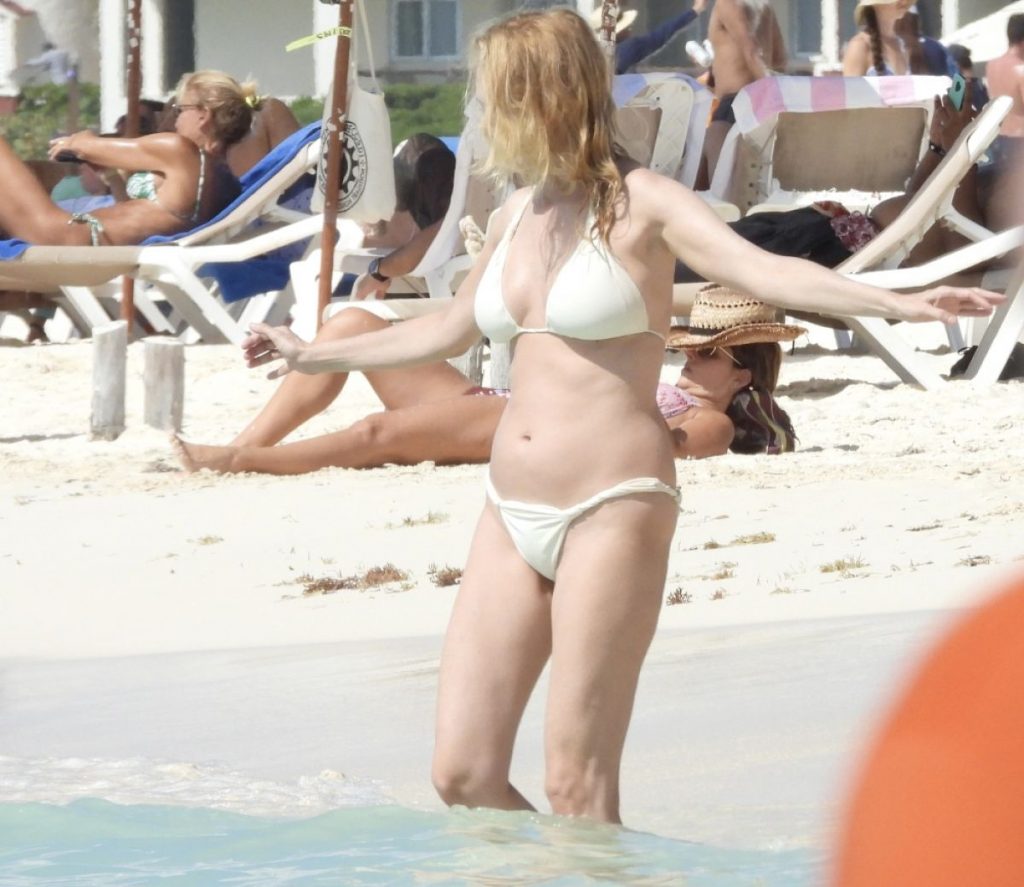 Ageless Blonde Beauty Heather Graham Shows Her Tight Bikini Body gallery, pic 16