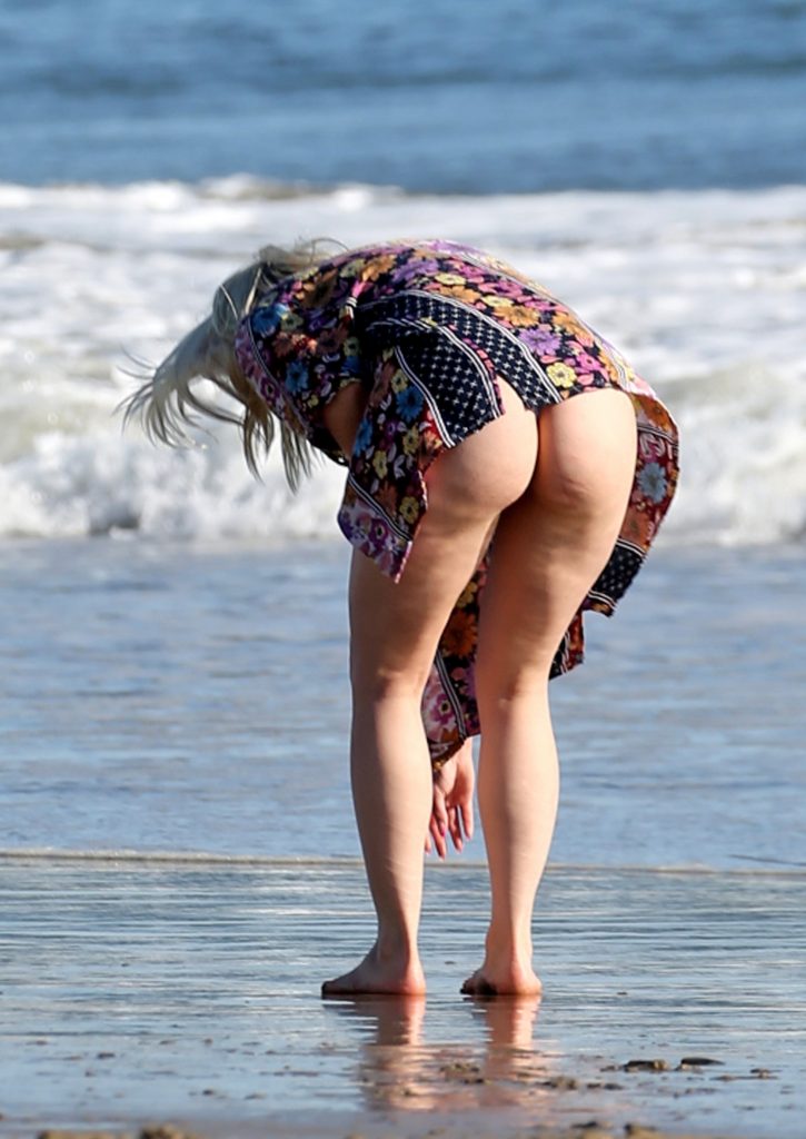 Hot Babe Ariel Winter Bends Over to Show Off Her Meaty Ass on the Beach gallery, pic 20