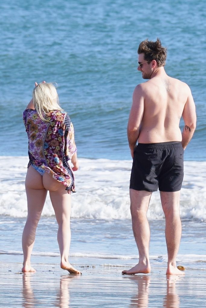 Hot Babe Ariel Winter Bends Over to Show Off Her Meaty Ass on the Beach gallery, pic 22