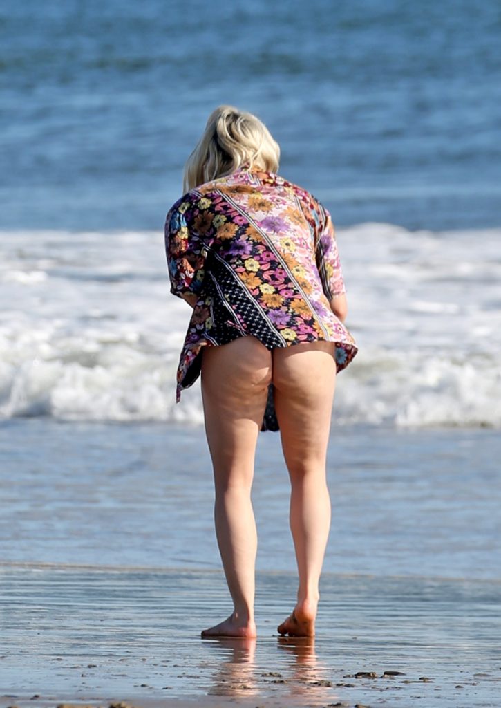 Hot Babe Ariel Winter Bends Over to Show Off Her Meaty Ass on the Beach gallery, pic 24